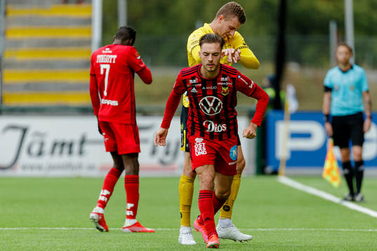 Elfsborgs Christopher McVey gruffar med Östersunds Felix