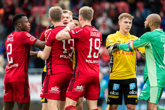Elfsborgs Samuel Holmén och Östersunds Ludvig Fritzson i