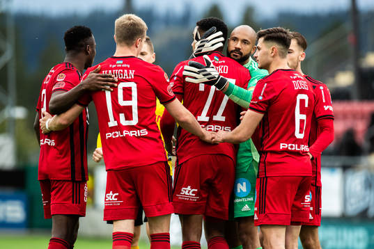 Östersunds målvakt Aly Keita jublar