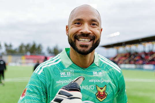 Östersunds målvakt Aly Keita jublar