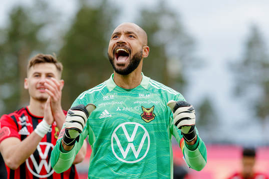 Östersunds målvakt Aly Keita jublar