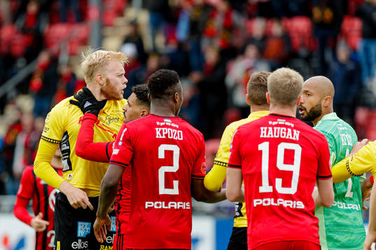 Elfsborgs Sveinn Aron Gudjohnsen i dispyt med Östersunds