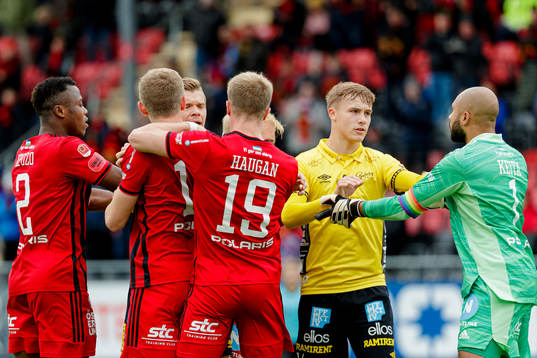 Elfsborgs Samuel Holmén i dispyt med Östersunds Ludvig