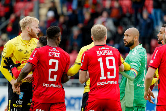 Elfsborgs Sveinn Aron Gudjohnsen i dispyt med Östersunds