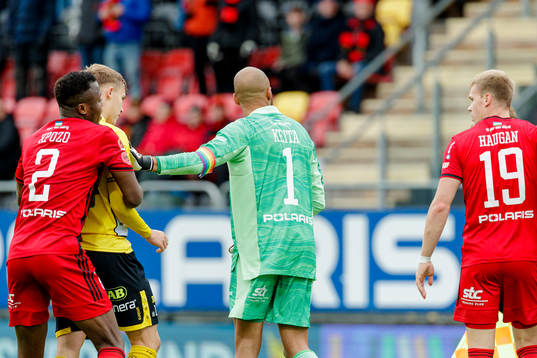 Östersunds Patrick Kpozo och målvakt Aly Keita i dispyt