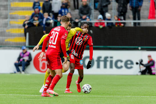 Elfsborgs Christopher McVey  ikamp med Östersunds Blair