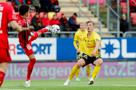 Östersunds Jerell Sellars och Elfsborgs Simon Olsson