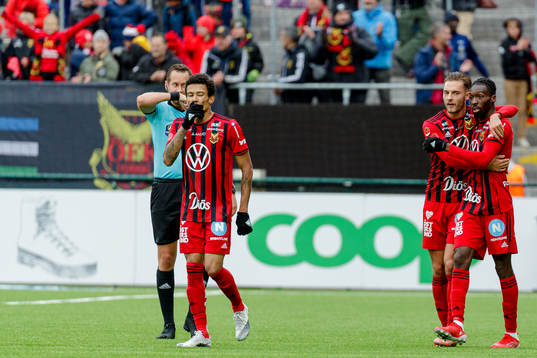 Östersunds Felix Hörberg  jublar med Blair Turgott