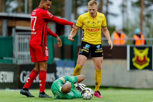 Östersunds Noah Sonko Sundberg och målvakt Aly Keita  i