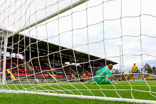 Elfsborgs Samuel Holmén  3-1l på straff bakom Östersunds