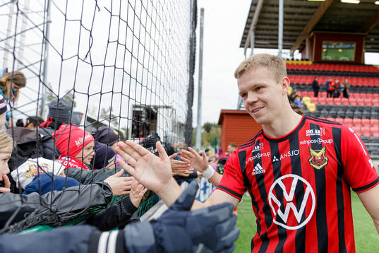 Östersunds Eirik Haugan jublar med publikwnunder