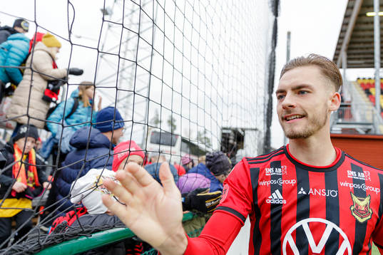 Östersunds Felix Hörberg jublar med publiken