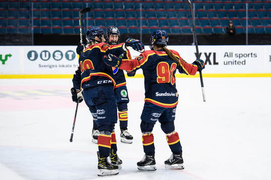 Djurgårdens Felicia Linder jublar med lagkamrater