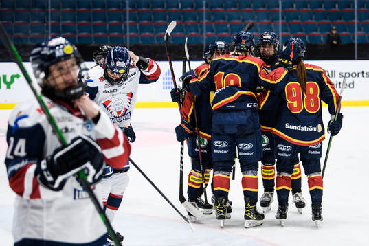 Djurgårdens Felicia Linder jublar med lagkamrater