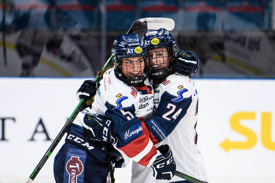 Linköpings Sydney Brodt (h) jublar med Emma Pfeffer
