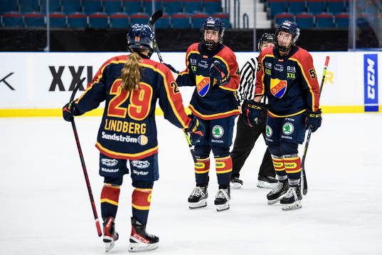 Djurgårdens Maria Lindberg jublar med lagkamrater