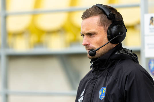 Falkenbergs tränare Tobias Tuvesson före fotbollsmatchen