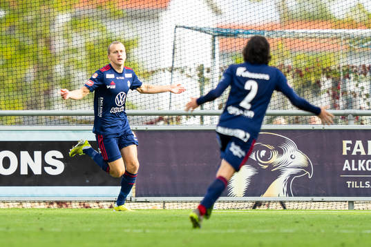 Östers Jesper Jonasson Westermark jublar