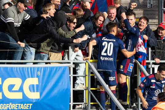 Östers Nicolas Mortensen jublar med supportrar