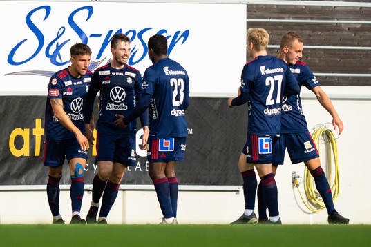 Östers Nicolas Mortensen jublar med laget