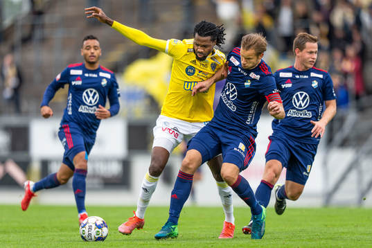Falkenbergs Kwame Kizito och Östers Månz Berg