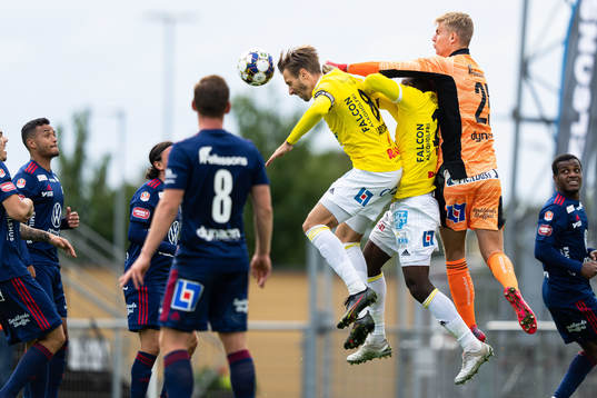 Falkenbergs Tobias Karlsson och Östers målvakt Mathias