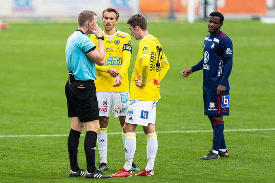 Falkenbergs Tobias Karlsson och Adam Eriksson i diskussion