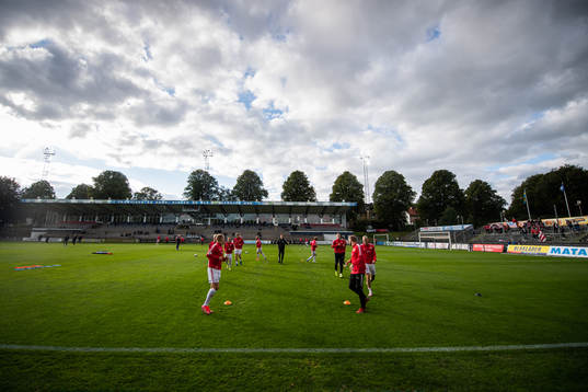 Kalmars spelare värmer upp
