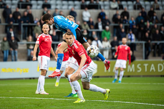 Halmstads Emil Tot Wikström och Kalmars Piotr Johansson