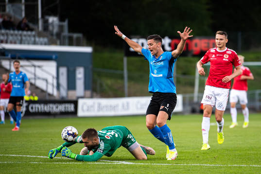 Kalmars målvakt Lucas Hägg Johansson och Halmstads Marcus