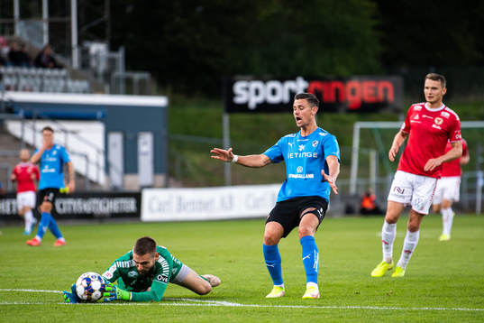 Kalmars målvakt Lucas Hägg Johansson och Halmstads Marcus