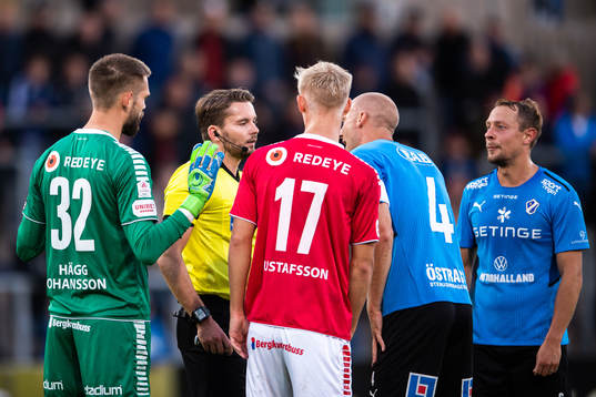 Kalmars målvakt Lucas Hägg Johansson och Halmstads