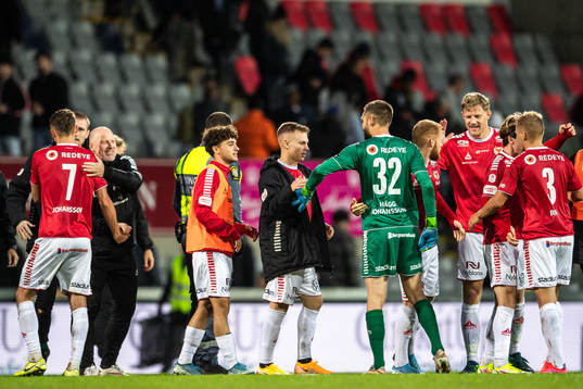 Kalmars Isak Jansson och målvakt Lucas Hägg Johansson