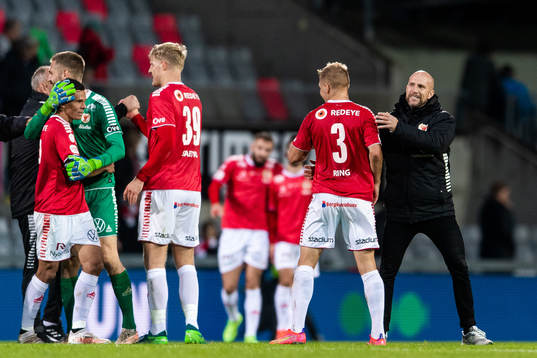 Kalmars Sebastian Ring och tränare Henrik Rydström jublar