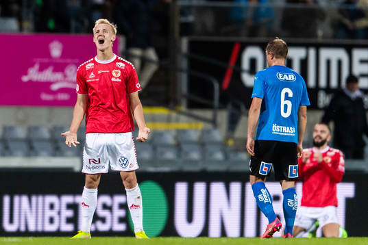 Kalmars Carl Gustafsson jublar på slutsignalen