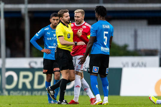 Domare Joakim Östling i diskussion med Kalmars Jonathan