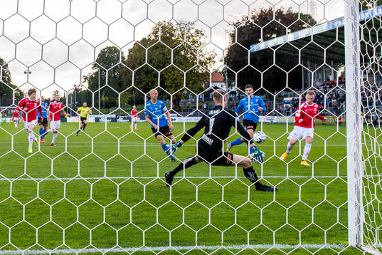 Halmstads målvakt Malkolm Nilsson Säfqvist släpper in
