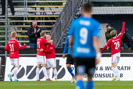 Kalmars Nils Fröling och Jonathan Ring jublar med Isak