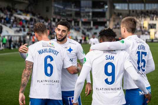 IFK Norrköpings Kristoffer Khazeni jublar med lagkamrater