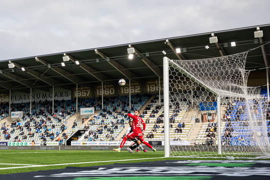 Örebros målvakt Mergim Krasniqi släpper in 1-0 målet