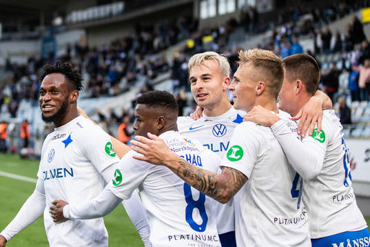 IFK Norrköpings Henrik Castegren jublar med lagkamrater