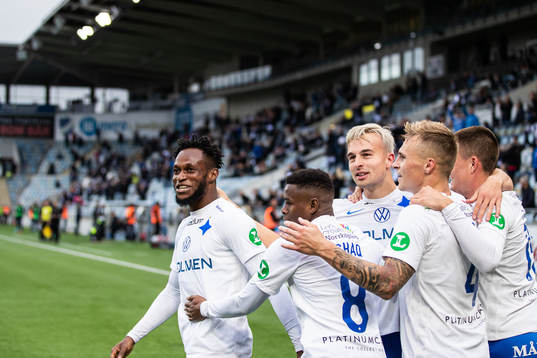 IFK Norrköpings Henrik Castegren jublar med lagkamrater