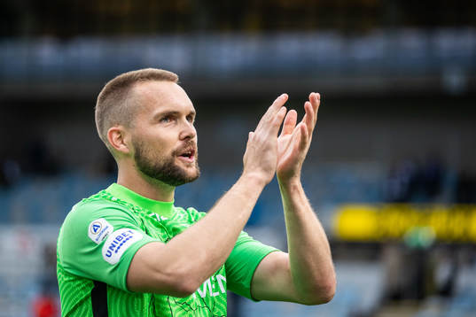 IFK Norrköpings målvakt Oscar Jansson jublar