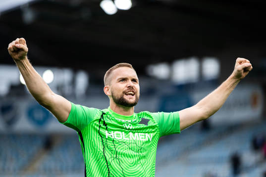 IFK Norrköpings målvakt Oscar Jansson jublar
