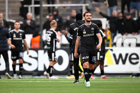 Örebros Agon Mehmeti depparunder fotbollsmatchen i