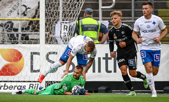 IFK Norrköpings Marco Lund Nielsen klappar målvakt Oscar