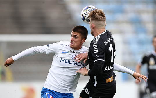 IFK Norrköpings Carl Björk nder fotbollsmatchen i