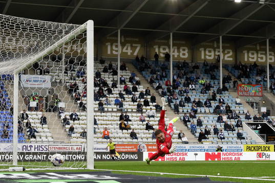 Mål 2-0 av IFK Norrköpings Samuel Adegbenro förbi
