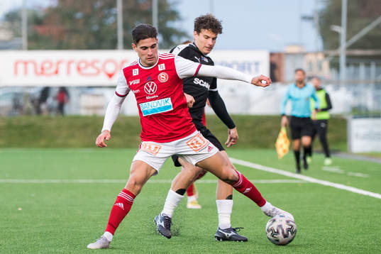 Sandvikens Ahmed Bonnah och Assyriskas Dmitry Zhuravlev