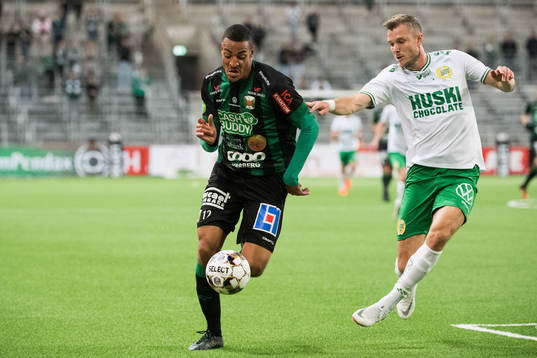 Varbergs Simon Karlsson Adjei  och Hammarbys Richard Magyar